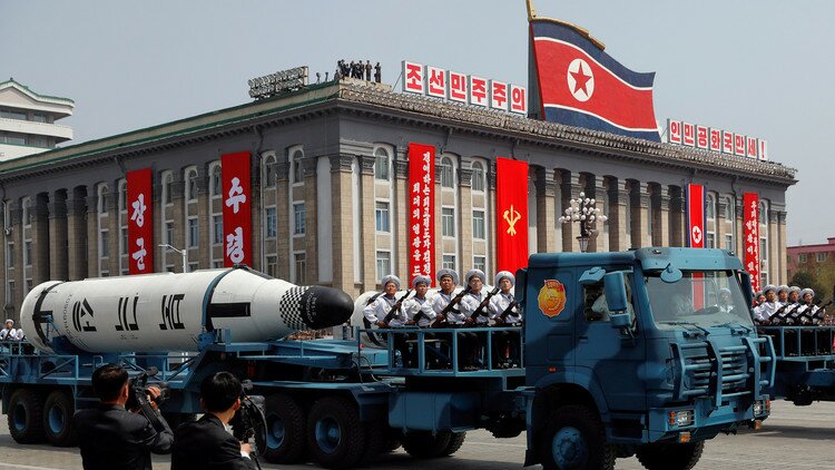 صاروخ "بوكوكسونغ" الباليستي أثناء عرض عسكري أقيم في بيونغ يانغ بمناسبة مرور 105 سنوات على ميلاد مؤسس كوريا الشمالية كيم إيل سونغ