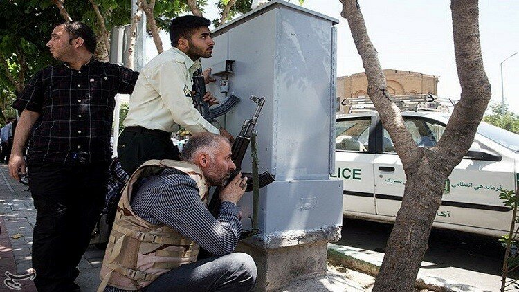 عناصر من الأمن الإيراني خلال التصدي للهجوم
