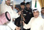 نواب في الكويت يدخلون البرلمان مدججين بالرشاشات والمسدسات (صورة)