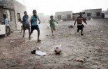 في الصومال.. أطفال يبتعدون بالكرة عن السلاح