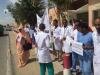 الأطباء العامون العاطلون عن العمل يحتجون أمام القصر (صور)