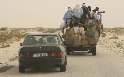سيارة وشاحنة محمّلة بالركاب على الطريق من نواكشوط نحو الحدود السنغالية