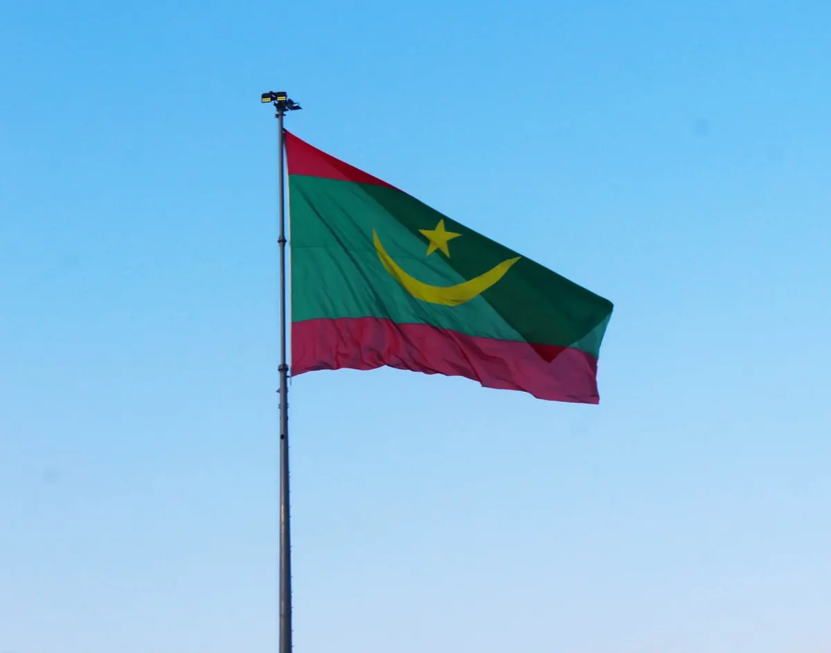 العلم الموريتاني يرفرف فوق سارية في حديقة الحرية