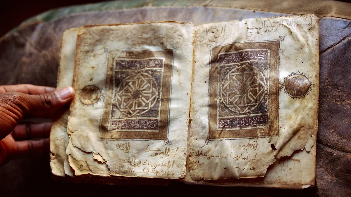 مصحف مخطوط عمره نحو تسعة قرون في إحدى مكتبات شنقيط