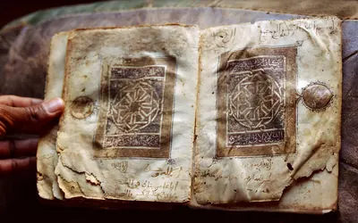 مصحف مخطوط عمره نحو تسعة قرون في إحدى مكتبات شنقيط