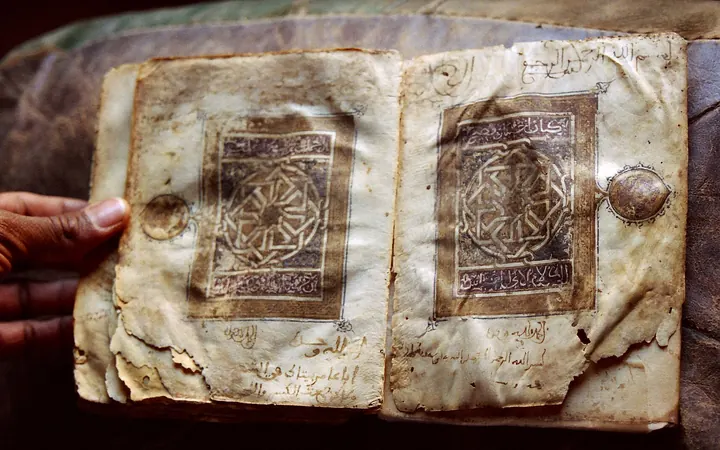 مصحف مخطوط عمره نحو تسعة قرون في إحدى مكتبات شنقيط