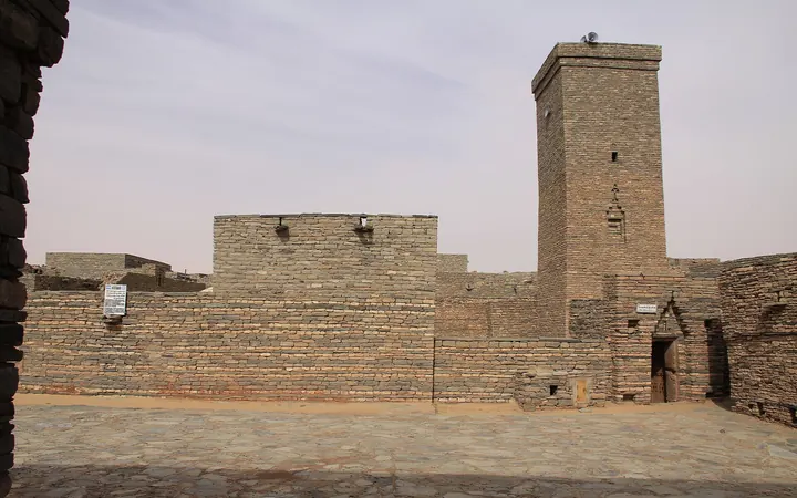 مسجد تيشيت المبني بالحجارة المحلية